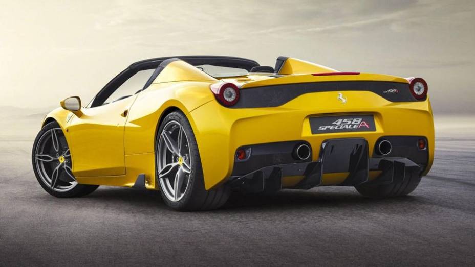 Já o motor V8 4.5 aspirado conta com 605 cv e 45,89 kgmf de torque | <a href="https://preprod.quatrorodas.abril.com.br/noticias/saloes/paris-2014/ferrari-divulga-imagens-458-speciale-aperta-802402.shtml" rel="migration">Leia mais</a>