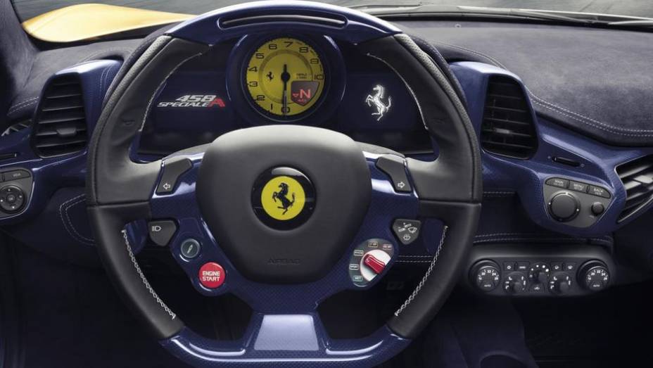 Criada para ter a melhor aerodinâmica, a Ferrari Speciale 458 Aperta possui revestimento interno nos painéis e nas portas em fibra de carbono azul | <a href="https://preprod.quatrorodas.abril.com.br/noticias/saloes/paris-2014/ferrari-divulga-imagens-458-speciale-a" rel="migration"></a>