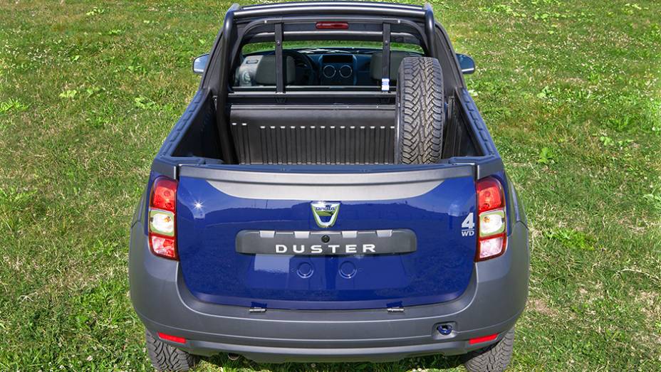 A cabine &eacute; simples, com espa&ccedil;o para dois ocupantes, enquanto a ca&ccedil;amba tem 1,70 metro e pode carregar at&eacute; 450 quilos | <a href="https://preprod.quatrorodas.abril.com.br/noticias/fabricantes/dacia-oficializa-duster-picape-805080.shtml" rel="migration">Leia mais</a>