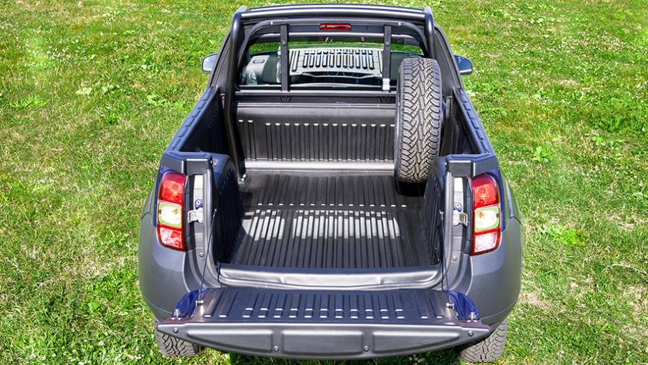 Apesar de a Dacia n&atilde;o ter planos para lan&ccedil;ar o modelo no mercado geral, a Romturingia, oficina de personaliza&ccedil;&atilde;o, aceitar&aacute; encomendas para converter o utilit&aacute;rio esportivo | <a href="https://preprod.quatrorodas.abril.com.br/noticias/fabricantes/dacia-oficializa-du" rel="migration"></a>