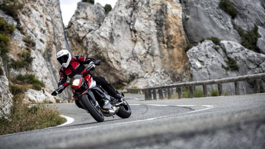 A MV Agusta confirmou a chegada de um novo modelo para sua gama no mercado brasileiro: a Rivale 800 | <a href="https://preprod.quatrorodas.abril.com.br/moto/noticias/mv-agusta-rivale-800-chega-r-55-5-mil-805118.shtml" rel="migration">Leia mais</a>