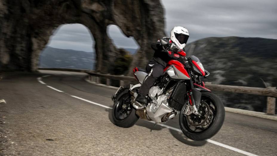 A promessa é de uma condução divertida e dinâmica | <a href="https://preprod.quatrorodas.abril.com.br/moto/noticias/mv-agusta-rivale-800-chega-r-55-5-mil-805118.shtml" rel="migration">Leia mais</a>