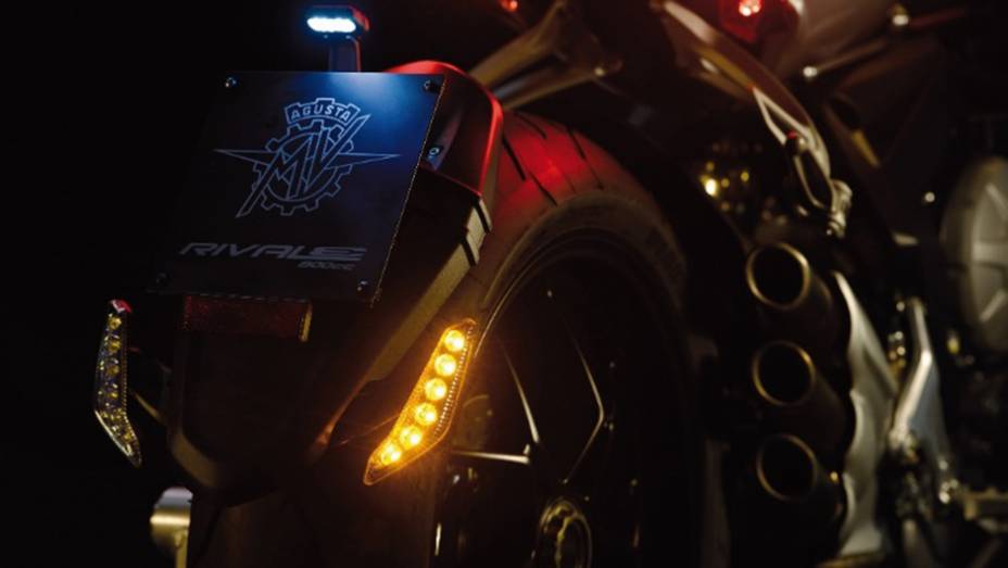 A Rivale 800 conta com motor de 798 cc de tr&ecirc;s cilindros em linha, oferecendo 125 cavalos de pot&ecirc;ncia (a 12.000 rpm) e 8,6 kgfm de torque (a 8.600 rpm) | <a href="https://preprod.quatrorodas.abril.com.br/moto/noticias/mv-agusta-rivale-800-chega-r-55-5-mil-805118.s" rel="migration"></a>