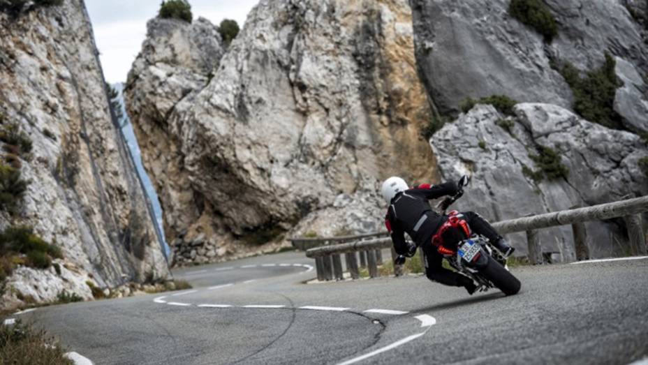 Dessa maneira, a moto alcança a velocidade máxima de 245 km/h | <a href="https://preprod.quatrorodas.abril.com.br/moto/noticias/mv-agusta-rivale-800-chega-r-55-5-mil-805118.shtml" rel="migration">Leia mais</a>