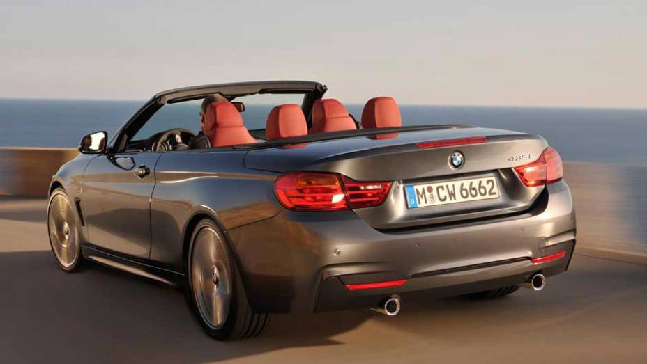 A versão 435i tem um motor 3.0 de seis cilindros em linha, com 300 cv | <a href="https://preprod.quatrorodas.abril.com.br/noticias/fabricantes/bmw-lanca-serie-4-conversivel-756972.shtml" rel="migration">Leia mais</a>