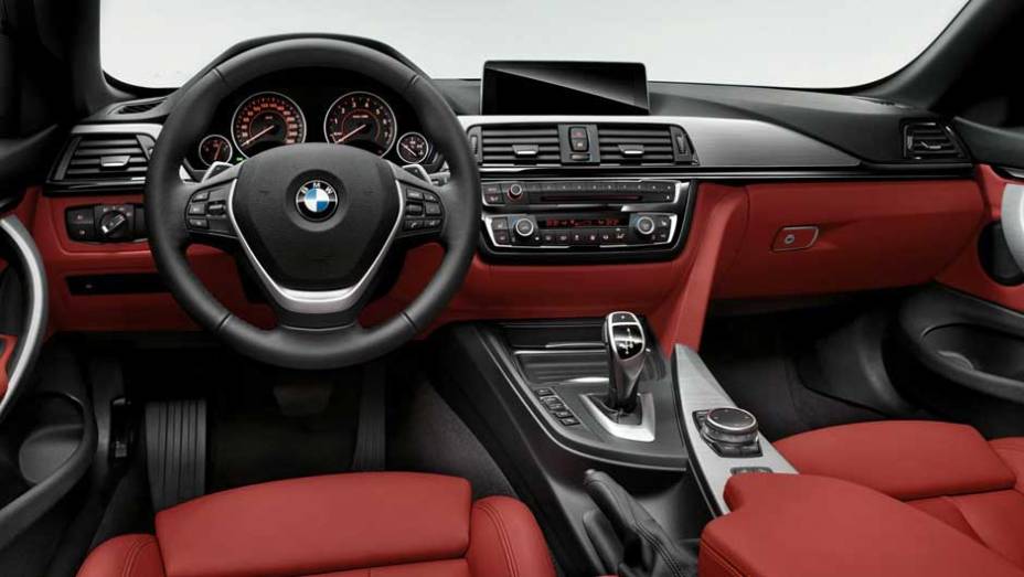 O painel &eacute; o mesmo do S&eacute;rie 4 | <a href="https://preprod.quatrorodas.abril.com.br/noticias/fabricantes/bmw-lanca-serie-4-conversivel-756972.shtml" rel="migration">Leia mais</a>