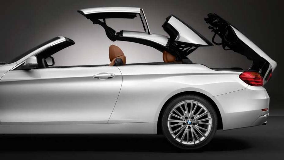 A capota se recolhe automaticamente em apenas 20 segundos | <a href="https://preprod.quatrorodas.abril.com.br/noticias/fabricantes/bmw-lanca-serie-4-conversivel-756972.shtml" rel="migration">Leia mais</a>
