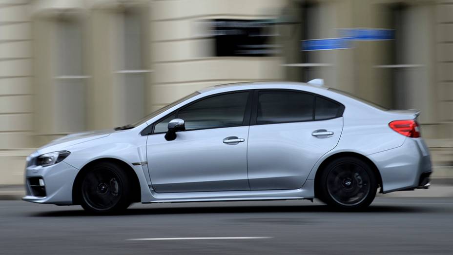 Carroceria mescla detalhes cl&aacute;ssicos com alguns elementos esportivos | <a href="https://preprod.quatrorodas.abril.com.br/noticias/fabricantes/subaru-apresenta-wrx-salao-automovel-806204.shtml" rel="migration">Leia mais</a>