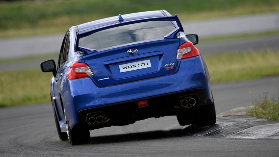 As saias laterais, as ponteiras duplas de escapamento, o aerof&oacute;lio e o difusor traseiro sustentam o estilo esportivo | <a href="https://preprod.quatrorodas.abril.com.br/noticias/fabricantes/subaru-apresenta-wrx-salao-automovel-806204.shtml" rel="migration">Leia mais</a>