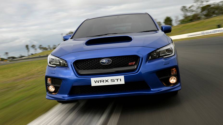 Dianteira remete a um ar invocado com os far&oacute;is "olhos de fac&atilde;o" e grade hexagonal | <a href="https://preprod.quatrorodas.abril.com.br/noticias/fabricantes/subaru-apresenta-wrx-salao-automovel-806204.shtml" rel="migration">Leia mais</a>