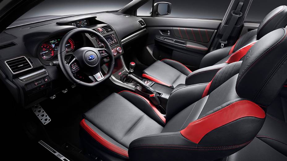 O volante com base achatada traz comandos para troca de marchas e controle de &aacute;udio e Bluetooth | <a href="https://preprod.quatrorodas.abril.com.br/noticias/fabricantes/subaru-apresenta-wrx-salao-automovel-806204.shtml" rel="migration">Leia mais</a>