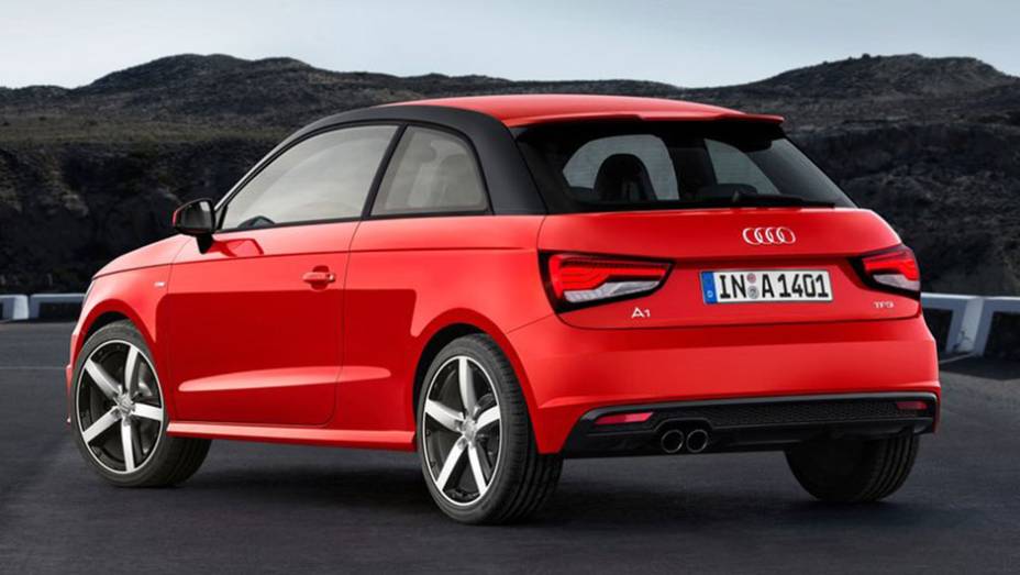 As lanternas e o para-choque tamb&eacute;m s&atilde;o novos | <a href="https://preprod.quatrorodas.abril.com.br/noticias/fabricantes/audi-revela-facelift-a1-2015-813957.shtml" target="_blank" rel="migration">Leia mais</a>