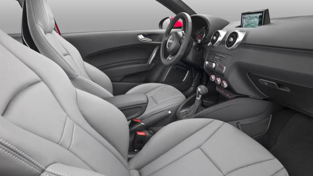 Sistema MMI agora oferece conexão sem-fio | <a href="https://preprod.quatrorodas.abril.com.br/noticias/fabricantes/audi-revela-facelift-a1-2015-813957.shtml" target="_blank" rel="migration">Leia mais</a> Sistema MMI agora oferece conexão sem-fio | <a href="https://preprod.quatrorodas.abril.com.br/noticias/fabricantes/audi-revela-facelift-a1-2015-813957.shtml" target="_blank" rel="migration">Leia mais</a>