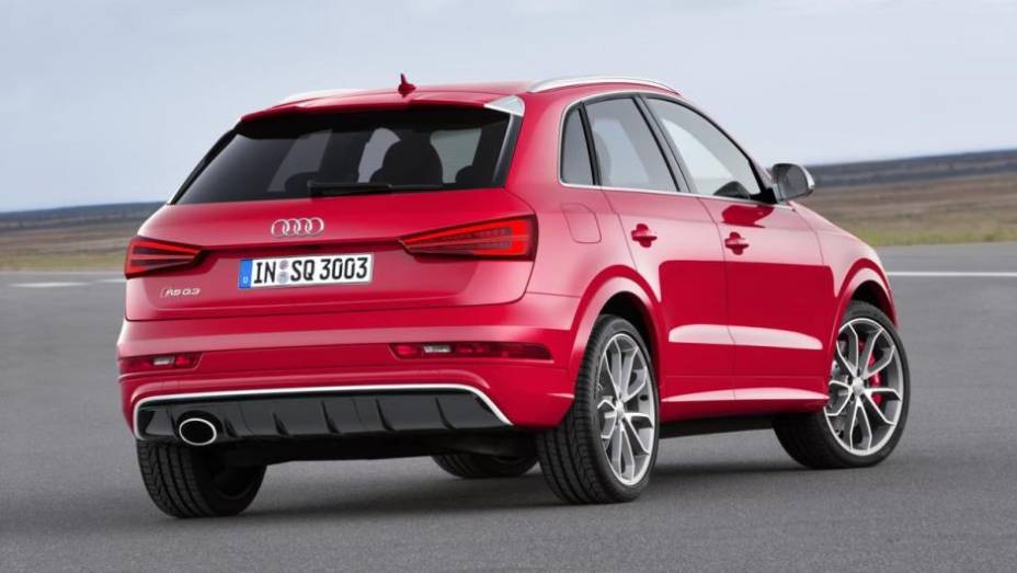 A versão de performance RS Q3, por outro lado, virá com bloco 2.5 turbo a gasolina, entregando 30 cv e 3 mkgf de torque a mais do que na linha 2014 | <a href="https://preprod.quatrorodas.abril.com.br/noticias/fabricantes/audi-apresenta-q3-2015-810386.shtml/" rel="migration">Leia Ma</a>