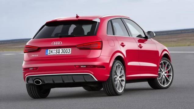 A versão de performance RS Q3, por outro lado, virá com bloco 2.5 turbo a gasolina, entregando 30 cv e 3 mkgf de torque a mais do que na linha 2014 | <a href="https://preprod.quatrorodas.abril.com.br/noticias/fabricantes/audi-apresenta-q3-2015-810386.shtml/" rel="migration">Leia Ma</a> A versão de performance RS Q3, por outro lado, virá com bloco 2.5 turbo a gasolina, entregando 30 cv e 3 mkgf de torque a mais do que na linha 2014 | <a href="https://preprod.quatrorodas.abril.com.br/noticias/fabricantes/audi-apresenta-q3-2015-810386.shtml/" rel="migration">Leia Ma</a>