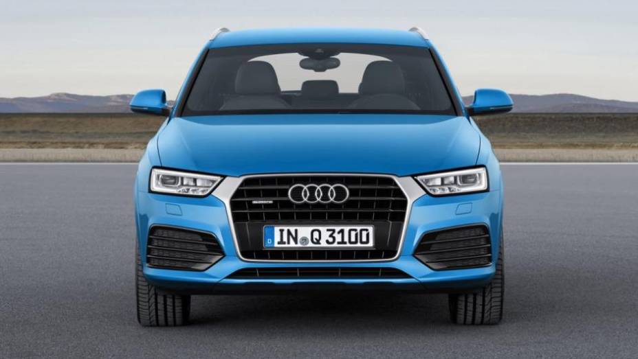 ...atualizando a grade frontal (em formato trapezoidal) e os far&oacute;is de xen&ocirc;nio, com luzes diurnas de LED | <a href="https://preprod.quatrorodas.abril.com.br/noticias/fabricantes/audi-apresenta-q3-2015-810386.shtml/" rel="migration">Leia Mais</a>