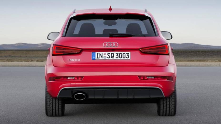 Agora, estão disponíveis 340 cv e 45,9 mkgf. O bloco é atrelado à transmissão S tronic de sete marchas, com tração integral | <a href="https://preprod.quatrorodas.abril.com.br/noticias/fabricantes/audi-apresenta-q3-2015-810386.shtml/" rel="migration">Leia Mais</a>