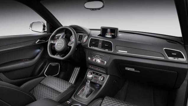 A chegada no novo Q3 às concessionárias europeias está prevista para fevereiro de 2015, com preço inicial de 29.600 euros | <a href="https://preprod.quatrorodas.abril.com.br/noticias/fabricantes/audi-apresenta-q3-2015-810386.shtml/" rel="migration">Leia Mais</a> A chegada no novo Q3 às concessionárias europeias está prevista para fevereiro de 2015, com preço inicial de 29.600 euros | <a href="https://preprod.quatrorodas.abril.com.br/noticias/fabricantes/audi-apresenta-q3-2015-810386.shtml/" rel="migration">Leia Mais</a>