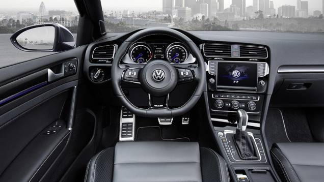 A perua vem ainda com controle de estabilidade esportivo ESC e quatro opções de perfil de pilotagem | <a href="https://preprod.quatrorodas.abril.com.br/noticias/saloes/losangeles-2014/volkswagen-lanca-golf-r-variant-salao-los-angeles-815737.shtml" rel="migration">Leia mais</a> A perua vem ainda com controle de estabilidade esportivo ESC e quatro opções de perfil de pilotagem | <a href="https://preprod.quatrorodas.abril.com.br/noticias/saloes/losangeles-2014/volkswagen-lanca-golf-r-variant-salao-los-angeles-815737.shtml" rel="migration">Leia mais</a>