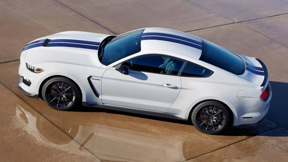 Trata-se da nova versão de topo de linha do tradicional muscle car | <a href="https://preprod.quatrorodas.abril.com.br/noticias/fabricantes/ford-mostra-shelby-gt350-mustang-815356.shtml" rel="migration">Leia mais</a>