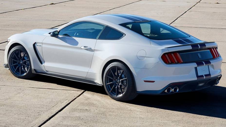 Ela vem equipada com um motor 5.2 V8 de construção diferenciada | <a href="https://preprod.quatrorodas.abril.com.br/noticias/fabricantes/ford-mostra-shelby-gt350-mustang-815356.shtml" rel="migration">Leia mais</a>