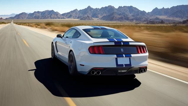 Alguns itens de série trazidos pelo Shelby GT350 Mustang são capô de alumínio, rodas de liga-leve de 19 polegadas revestidas com pneus Michelin Pilot Super Sport... | <a href="https://preprod.quatrorodas.abril.com.br/noticias/fabricantes/ford-mostra-shelby-gt350-mu" rel="migration"></a> Alguns itens de série trazidos pelo Shelby GT350 Mustang são capô de alumínio, rodas de liga-leve de 19 polegadas revestidas com pneus Michelin Pilot Super Sport... | <a href="https://preprod.quatrorodas.abril.com.br/noticias/fabricantes/ford-mostra-shelby-gt350-mu" rel="migration"></a>
