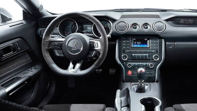 Shelby GT350 Mustang | <a href="https://preprod.quatrorodas.abril.com.br/noticias/fabricantes/ford-mostra-shelby-gt350-mustang-815356.shtml" rel="migration">Leia mais</a> Shelby GT350 Mustang | <a href="https://preprod.quatrorodas.abril.com.br/noticias/fabricantes/ford-mostra-shelby-gt350-mustang-815356.shtml" rel="migration">Leia mais</a>
