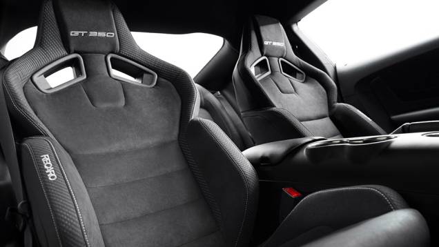 ...grade em fibra de carbono e difusor traseiro, controles de estabilidade e tração e bancos esportivos Recaro | <a href="https://preprod.quatrorodas.abril.com.br/noticias/fabricantes/ford-mostra-shelby-gt350-mustang-815356.shtml" rel="migration">Leia mais</a> ...grade em fibra de carbono e difusor traseiro, controles de estabilidade e tração e bancos esportivos Recaro | <a href="https://preprod.quatrorodas.abril.com.br/noticias/fabricantes/ford-mostra-shelby-gt350-mustang-815356.shtml" rel="migration">Leia mais</a>