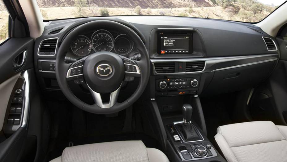 Na cabine do CX-5, as mudanças são mais sensíveis, com a utilização de materiais de melhor nível no revestimento, novo console central... | <a href="https://preprod.quatrorodas.abril.com.br/noticias/saloes/losangeles-2014/mazda-cx-5-apresentado-816243.shtml" rel="migration">Leia ma</a>