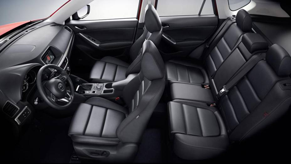 ...maior uso de materiais de isolamento acústico, novos bancos e um atualizado sistema multimídia Mazda Connect | <a href="https://preprod.quatrorodas.abril.com.br/noticias/saloes/losangeles-2014/mazda-cx-5-apresentado-816243.shtml" rel="migration">Leia mais</a>