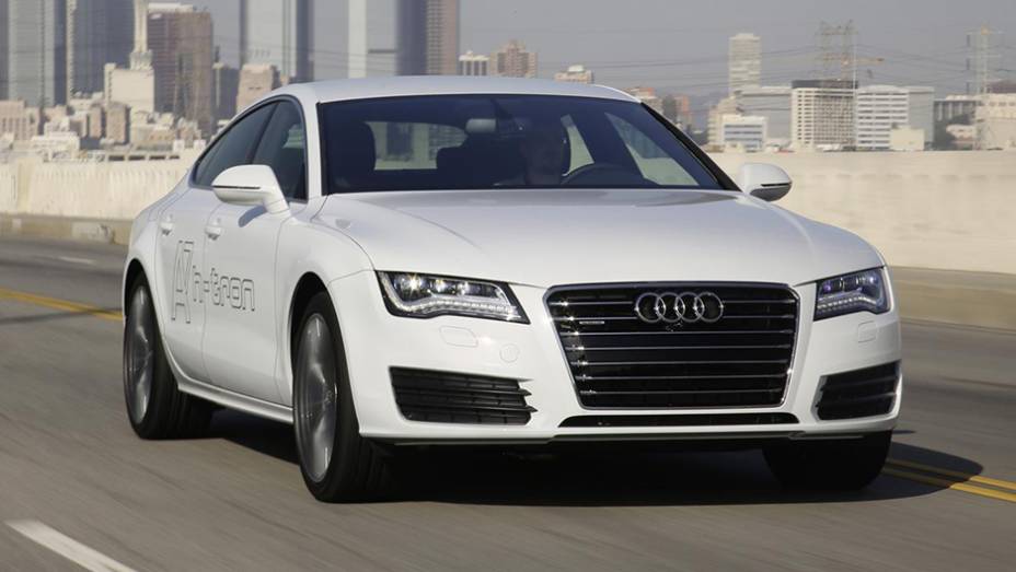 Assim sendo, est&atilde;o garantidos mais de 500 km de autonomia sem necessidade de reabastecimento - o qual pode ser feito em apenas tr&ecirc;s minutos | <a href="https://preprod.quatrorodas.abril.com.br/noticias/saloes/losangeles-2014/audi-oficializa-a7-h-tron-quattro-concept" rel="migration"></a>