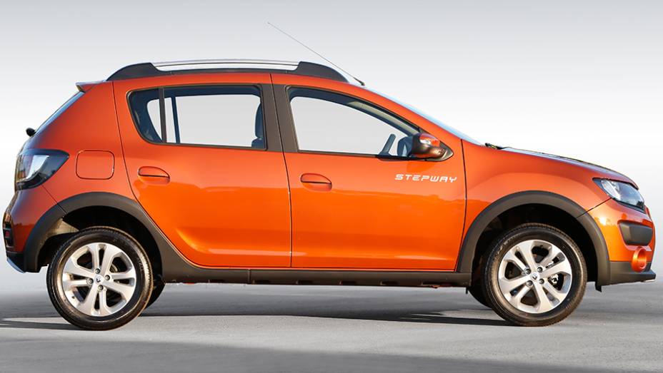 Visto pelo p&uacute;blico pela primeira vez durante o rec&eacute;m-encerrado Sal&atilde;o do Autom&oacute;vel, o hatch aventureiro chega com sistema Media NAV 1.2 de s&eacute;rie | <a href="https://preprod.quatrorodas.abril.com.br/noticias/fabricantes/novo-renault-sandero-stepway-sai-r-48-650-816141" rel="migration"></a>