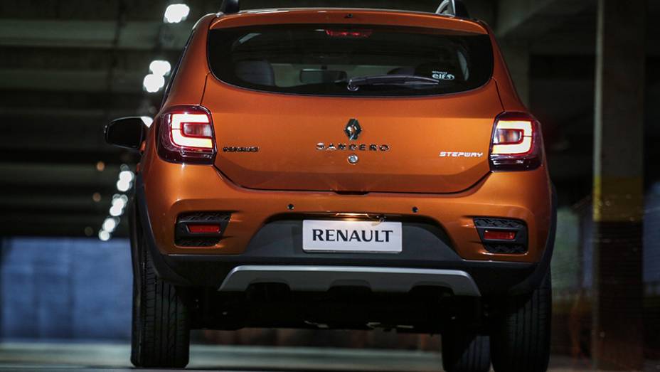 O Stepway tamb&eacute;m se diferencia do Sandero convencional, entre outros detalhes, por ser quatro cent&iacute;metros mais alto em rela&ccedil;&atilde;o ao solo | <a href="https://preprod.quatrorodas.abril.com.br/noticias/fabricantes/novo-renault-sandero-stepway-sai-r-48-650-816141.shtml" rel="migration">Le</a>