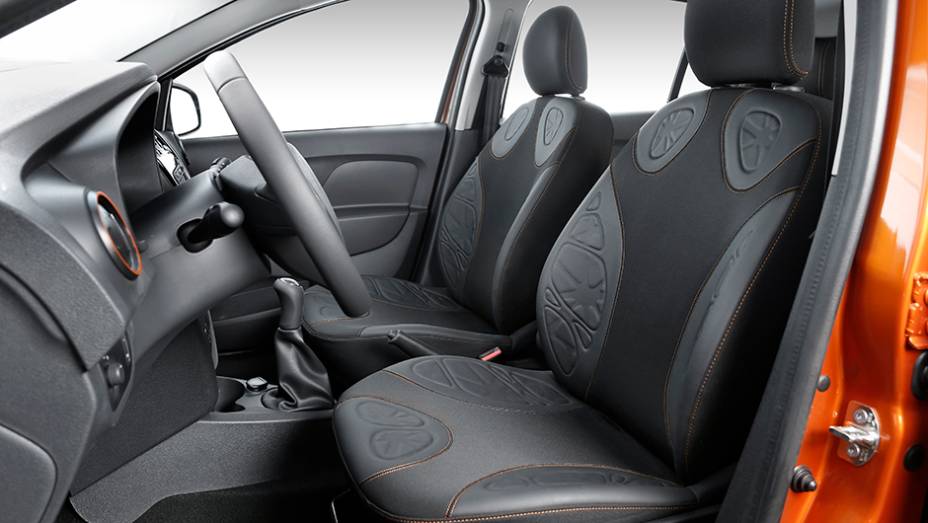 Caso queira o hatch com os bancos em couro e tamb&eacute;m c&acirc;mbio automatizado Easy R, o valor final ser&aacute; de R$ 52.210 | <a href="https://preprod.quatrorodas.abril.com.br/noticias/fabricantes/novo-renault-sandero-stepway-sai-r-48-650-816141.shtml" rel="migration">Leia mais</a>