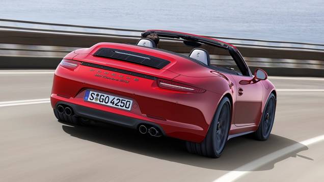 Em termos de motorização, o 911 GTS é equipado com bloco 3.8 de seis cilindros, oferecendo 430 cavalos de potência | <a href="https://preprod.quatrorodas.abril.com.br/noticias/saloes/losangeles-2014/porsche-exibe-911-gts-los-angeles-816517.shtml" rel="migration">Leia mais</a> Em termos de motorização, o 911 GTS é equipado com bloco 3.8 de seis cilindros, oferecendo 430 cavalos de potência | <a href="https://preprod.quatrorodas.abril.com.br/noticias/saloes/losangeles-2014/porsche-exibe-911-gts-los-angeles-816517.shtml" rel="migration">Leia mais</a>