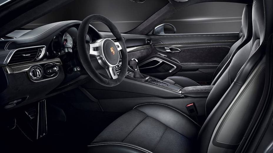A velocidade máxima é de 306 km/h (conversível: 300 km/h) | <a href="https://preprod.quatrorodas.abril.com.br/noticias/saloes/losangeles-2014/porsche-exibe-911-gts-los-angeles-816517.shtml" rel="migration">Leia mais</a>
