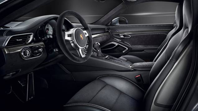 A velocidade máxima é de 306 km/h (conversível: 300 km/h) | <a href="https://preprod.quatrorodas.abril.com.br/noticias/saloes/losangeles-2014/porsche-exibe-911-gts-los-angeles-816517.shtml" rel="migration">Leia mais</a> A velocidade máxima é de 306 km/h (conversível: 300 km/h) | <a href="https://preprod.quatrorodas.abril.com.br/noticias/saloes/losangeles-2014/porsche-exibe-911-gts-los-angeles-816517.shtml" rel="migration">Leia mais</a>