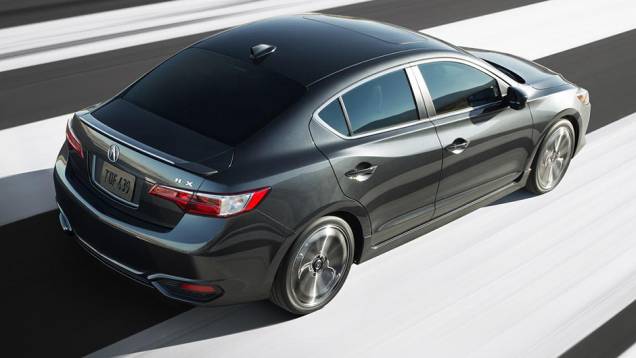 A grande novidade, porém, está sob o capô. Sai o motor 2.0 de quatro cilindros e entra o 2.4 de quatro cilindros | <a href="https://preprod.quatrorodas.abril.com.br/noticias/saloes/losangeles-2014/acura-ilx-2016-lancado-816597.shtml" rel="migration">Leia mais</a> A grande novidade, porém, está sob o capô. Sai o motor 2.0 de quatro cilindros e entra o 2.4 de quatro cilindros | <a href="https://preprod.quatrorodas.abril.com.br/noticias/saloes/losangeles-2014/acura-ilx-2016-lancado-816597.shtml" rel="migration">Leia mais</a>
