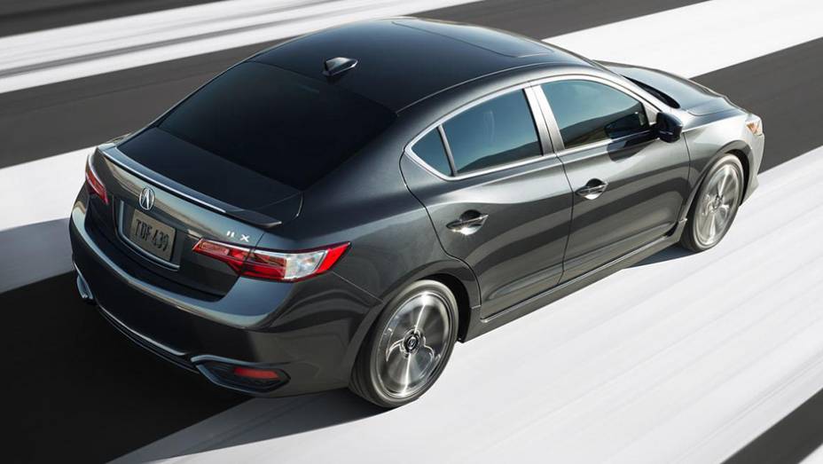 A grande novidade, por&eacute;m, est&aacute; sob o cap&ocirc;. Sai o motor 2.0 de quatro cilindros e entra o 2.4 de quatro cilindros | <a href="https://preprod.quatrorodas.abril.com.br/noticias/saloes/losangeles-2014/acura-ilx-2016-lancado-816597.shtml" rel="migration">Leia mais</a>
