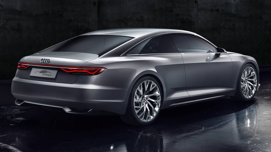 Trata-se de um cup&ecirc; com motor 4.0 litros biturbo TFSI V8 de 605 cavalos e 76,48 mkgf de torque | <a href="https://preprod.quatrorodas.abril.com.br/noticias/saloes/losangeles-2014/conceito-audi-prologue-finalmente-revelado-816158.shtml" rel="migration">Leia mais</a>