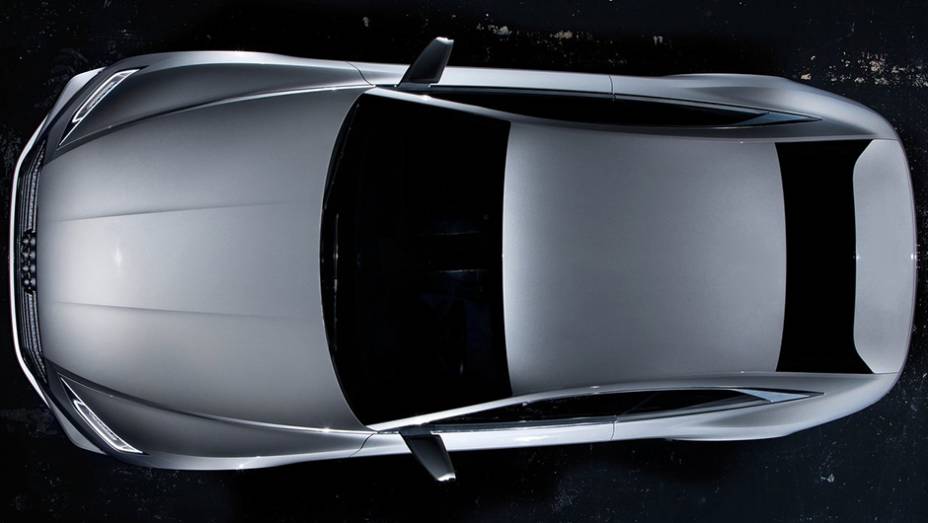 A parte mec&acirc;nica &eacute; complementada pela transmiss&atilde;o de oito marchas Tiptronic e tra&ccedil;&atilde;o nas quatro rodas, o que permite ao conceito acelerar de 0 at&eacute; 100 km/h em 3.7 segundos | <a href="https://preprod.quatrorodas.abril.com.br/noticias/saloes/losangeles-2014/conceito-" rel="migration"></a>