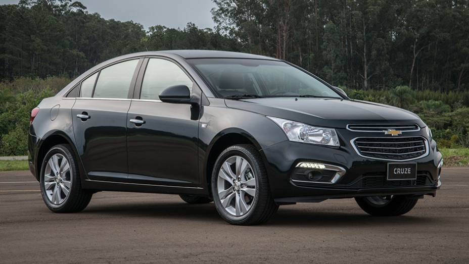 A Chevrolet lança oficialmente o Cruze 2015, nas carrocerias sedã e hatch (Sport6) | <a href="https://preprod.quatrorodas.abril.com.br/noticias/fabricantes/chevrolet-cruze-2015-lancado-817777.shtml" rel="migration">Leia mais</a>