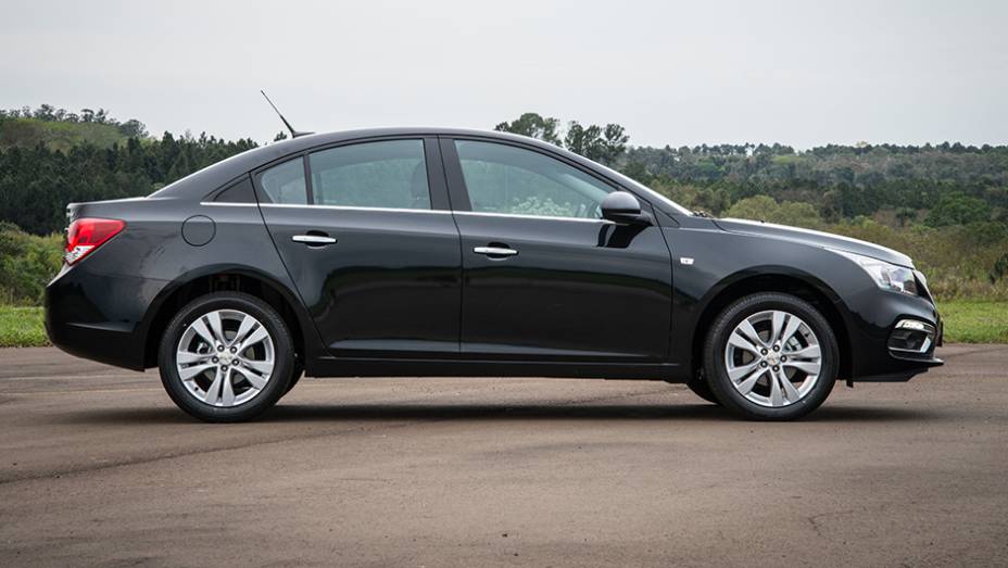 Em termos de design, o Cruze passa a ostentar o mesmo padrão global já introduzido em outros países | <a href="https://preprod.quatrorodas.abril.com.br/noticias/fabricantes/chevrolet-cruze-2015-lancado-817777.shtml" rel="migration">Leia mais</a>