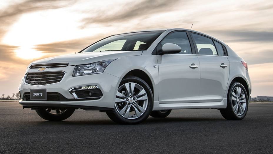 A grade frontal foi atualizada, com direito a barras cromadas na versão LTZ, e o para-choque dianteiro também foi redesenhado | <a href="https://preprod.quatrorodas.abril.com.br/noticias/fabricantes/chevrolet-cruze-2015-lancado-817777.shtml" rel="migration">Leia mais</a>