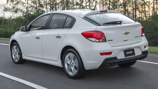 Sob o capô, o motor 1.8 flex segue oferecendo 144 cavalos de potência quando abastecido com etanol, mas, de acordo com a Chevrolet, ele foi recalibrado | <a href="https://preprod.quatrorodas.abril.com.br/noticias/fabricantes/chevrolet-cruze-2015-lancado-817777.shtm" rel="migration"></a> Sob o capô, o motor 1.8 flex segue oferecendo 144 cavalos de potência quando abastecido com etanol, mas, de acordo com a Chevrolet, ele foi recalibrado | <a href="https://preprod.quatrorodas.abril.com.br/noticias/fabricantes/chevrolet-cruze-2015-lancado-817777.shtm" rel="migration"></a>