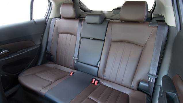 Cintos de segurança de três pontos para todos os ocupantes marcam presença | <a href="https://preprod.quatrorodas.abril.com.br/noticias/fabricantes/chevrolet-cruze-2015-lancado-817777.shtml" rel="migration">Leia mais</a> Cintos de segurança de três pontos para todos os ocupantes marcam presença | <a href="https://preprod.quatrorodas.abril.com.br/noticias/fabricantes/chevrolet-cruze-2015-lancado-817777.shtml" rel="migration">Leia mais</a>