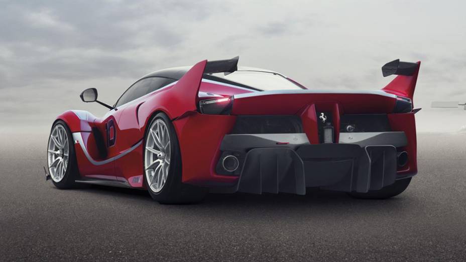 Basicamente, por conta do motor a combustão V12 6.2 de 847 cv, enquanto o motor elétrico complementa os outros 188 cv | <a href="https://preprod.quatrorodas.abril.com.br/noticias/fabricantes/ferrari-revela-especificacoes-nova-ferrari-fxx-819081.shtml" rel="migration">Leia mais</a>