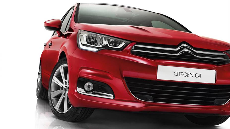 As mudan&ccedil;as est&eacute;ticas s&atilde;o discretas, com a introdu&ccedil;&atilde;o de luzes diurnas de LED e far&oacute;is escurecidos | <a href="https://preprod.quatrorodas.abril.com.br/noticias/fabricantes/citroen-promove-facelift-c4-europa-820030.shtml" rel="migration">Leia mais</a>