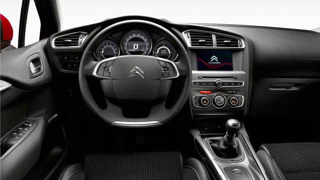 Por dentro, foi introduzido um novo sistema multimídia, com tela sensível ao toque de sete polegadas | <a href="https://preprod.quatrorodas.abril.com.br/noticias/fabricantes/citroen-promove-facelift-c4-europa-820030.shtml" rel="migration">Leia mais</a> Por dentro, foi introduzido um novo sistema multimídia, com tela sensível ao toque de sete polegadas | <a href="https://preprod.quatrorodas.abril.com.br/noticias/fabricantes/citroen-promove-facelift-c4-europa-820030.shtml" rel="migration">Leia mais</a>