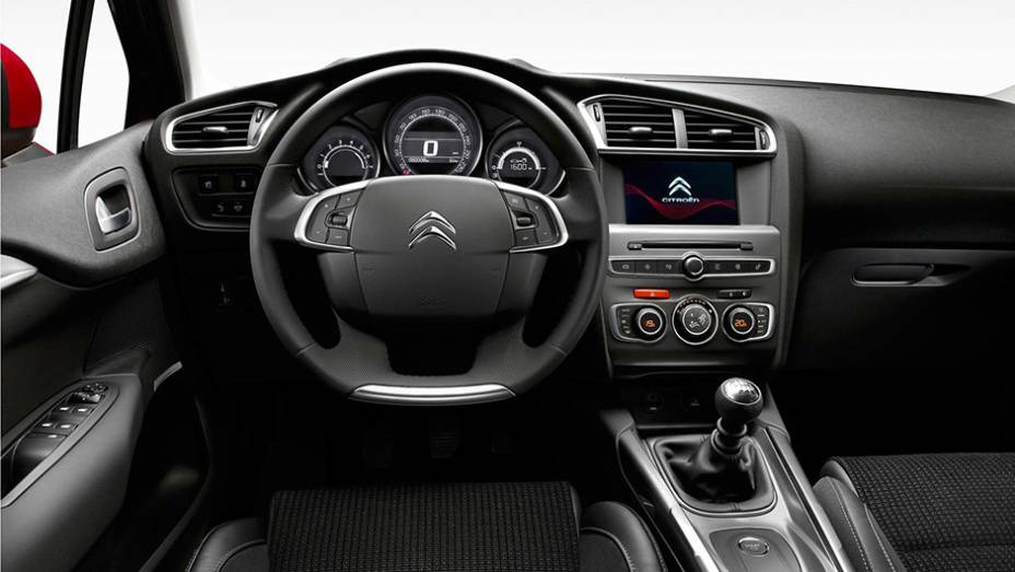 Por dentro, foi introduzido um novo sistema multim&iacute;dia, com tela sens&iacute;vel ao toque de sete polegadas | <a href="https://preprod.quatrorodas.abril.com.br/noticias/fabricantes/citroen-promove-facelift-c4-europa-820030.shtml" rel="migration">Leia mais</a>